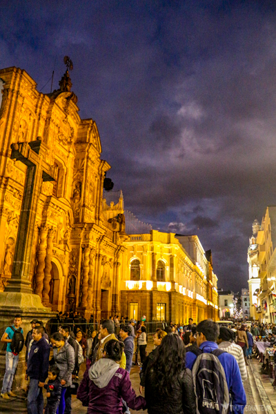 centre-ville-historique-nuit-quito-tout-equateur