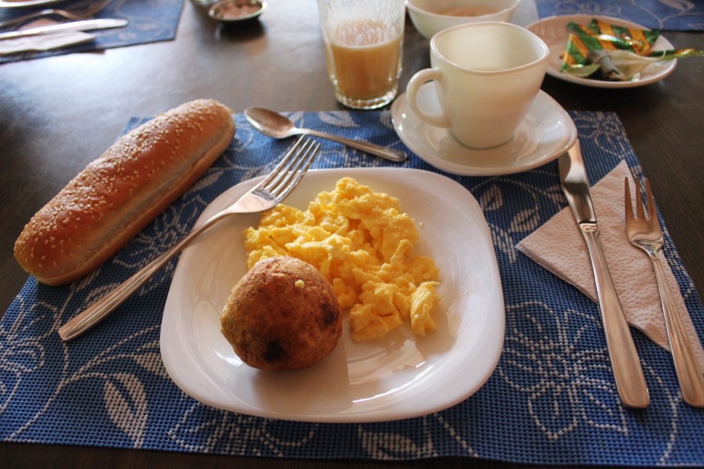 Petit-déjeuner en deux parties: Bolón (banane plantain et fromage) et omelette, Miam!