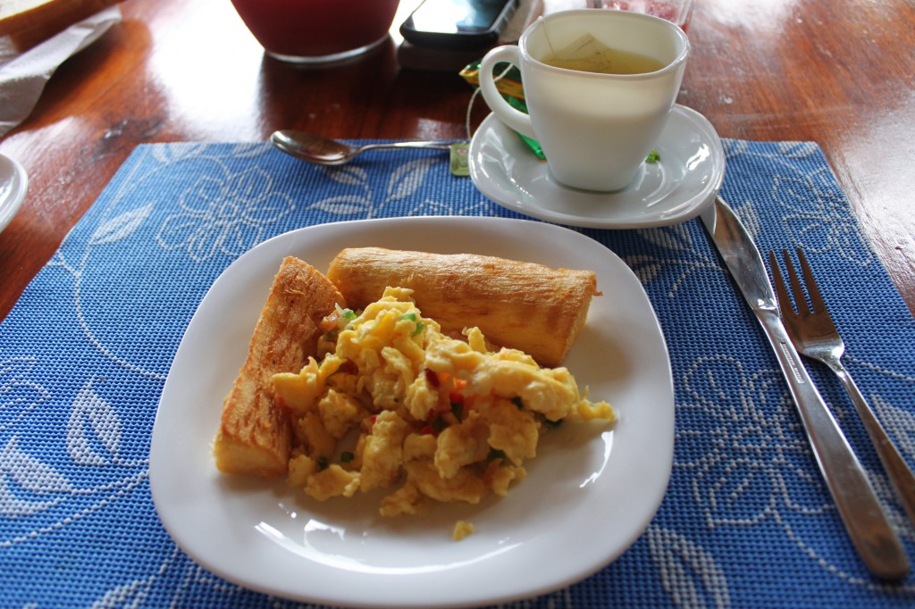 Petit déjeuner deuxième jour! Toujours aussi délicieux: Yuca frite et omelette :)