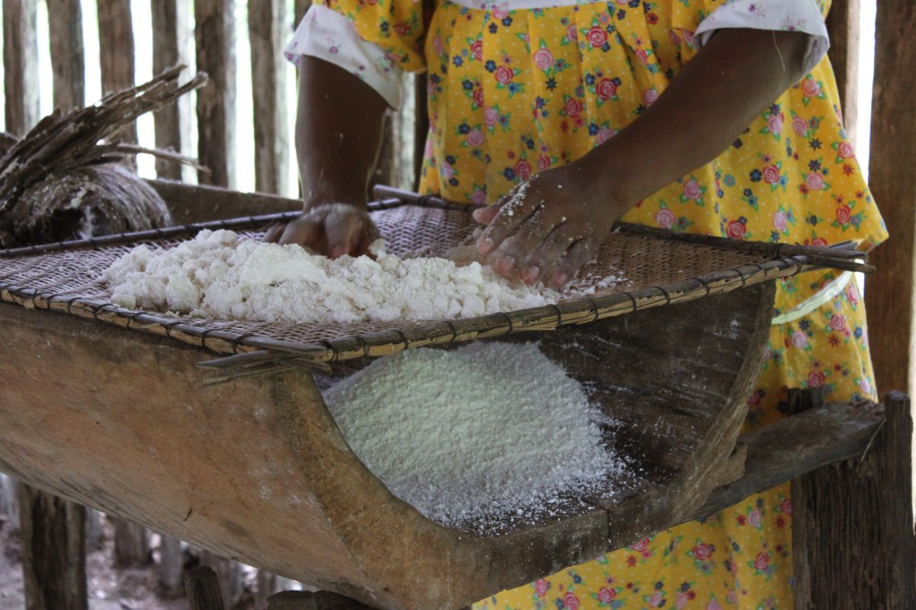 Passage au tamis pour obtenir la farine de Manioc
