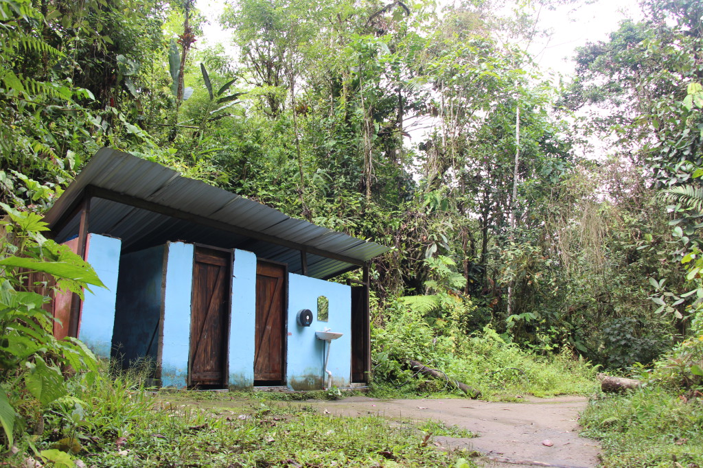 blue-toilets-in-forest---mindo-ecuador_40884581975_o