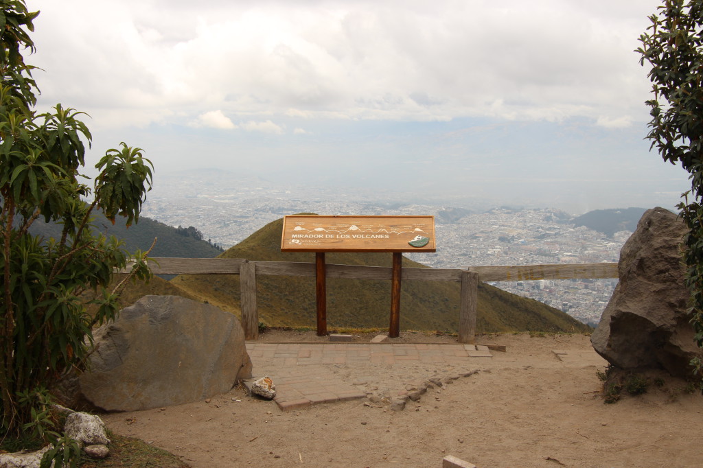 mirador-de-los-volcanes---quito-ecuador_41742433982_o